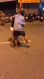 Hai vợ chồng đấu võ trên đường phố