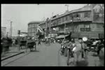 Cena de rua em cidade chinesa com riquixás, automóveis e bondes na Década de 1930 (vídeo sem som)